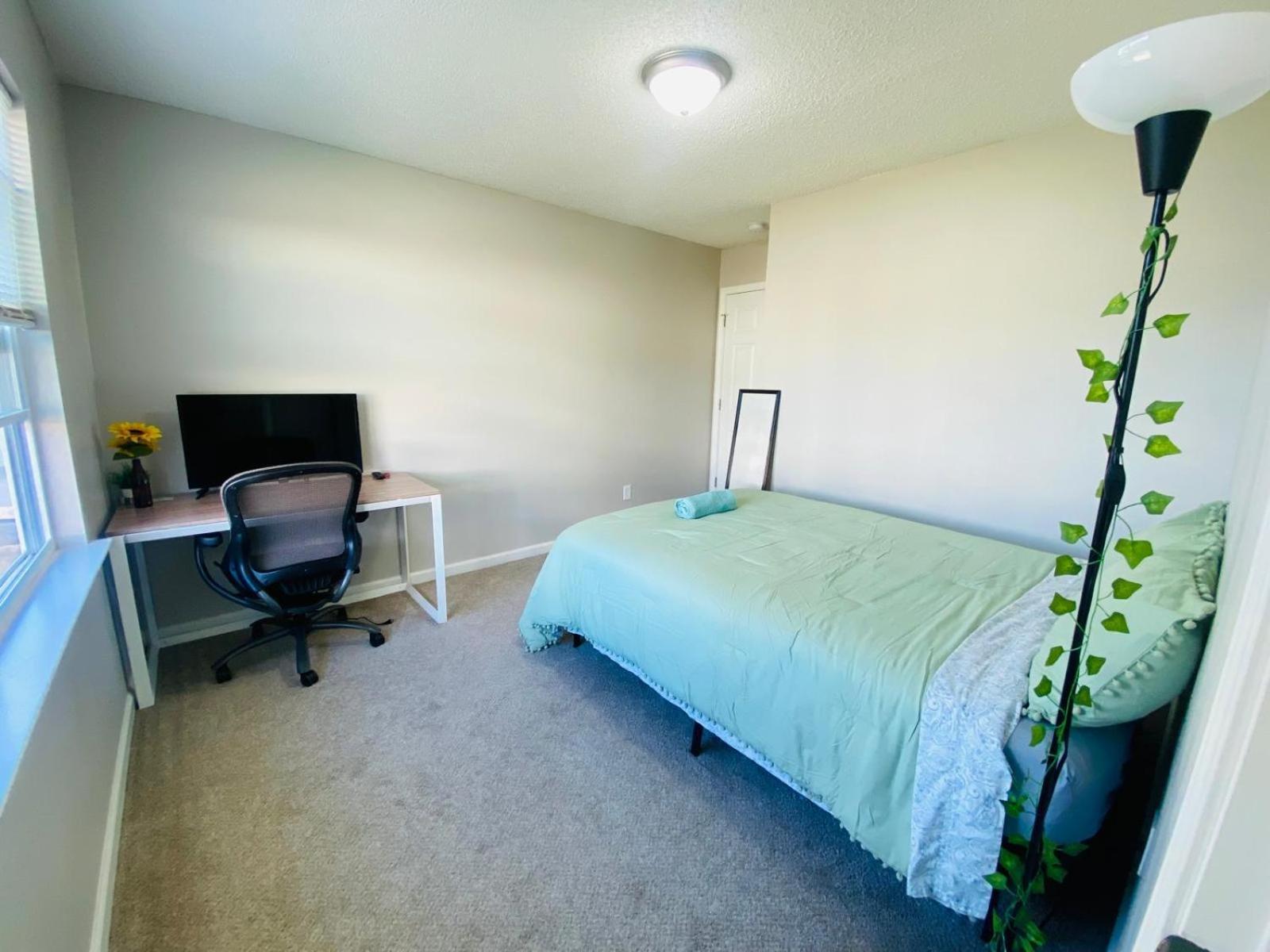Spacious Room With Shared Bathroom Raleigh Exterior foto